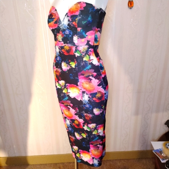 - 🌺Fun flowered strapless bodycon stretch dress with side zipper xs - Picture 6 of 7